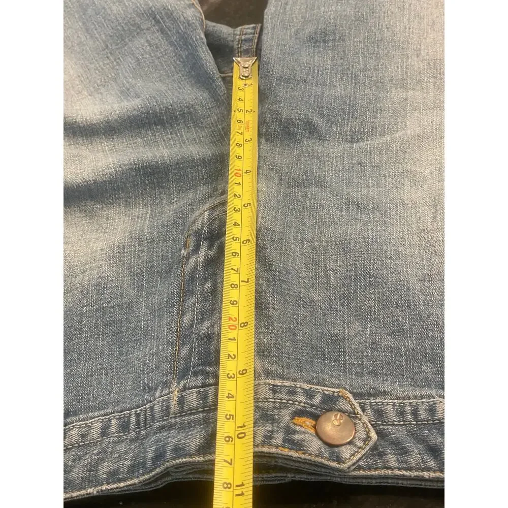 Bill Blass Jean Shorts, light wash Bermudas size 10
